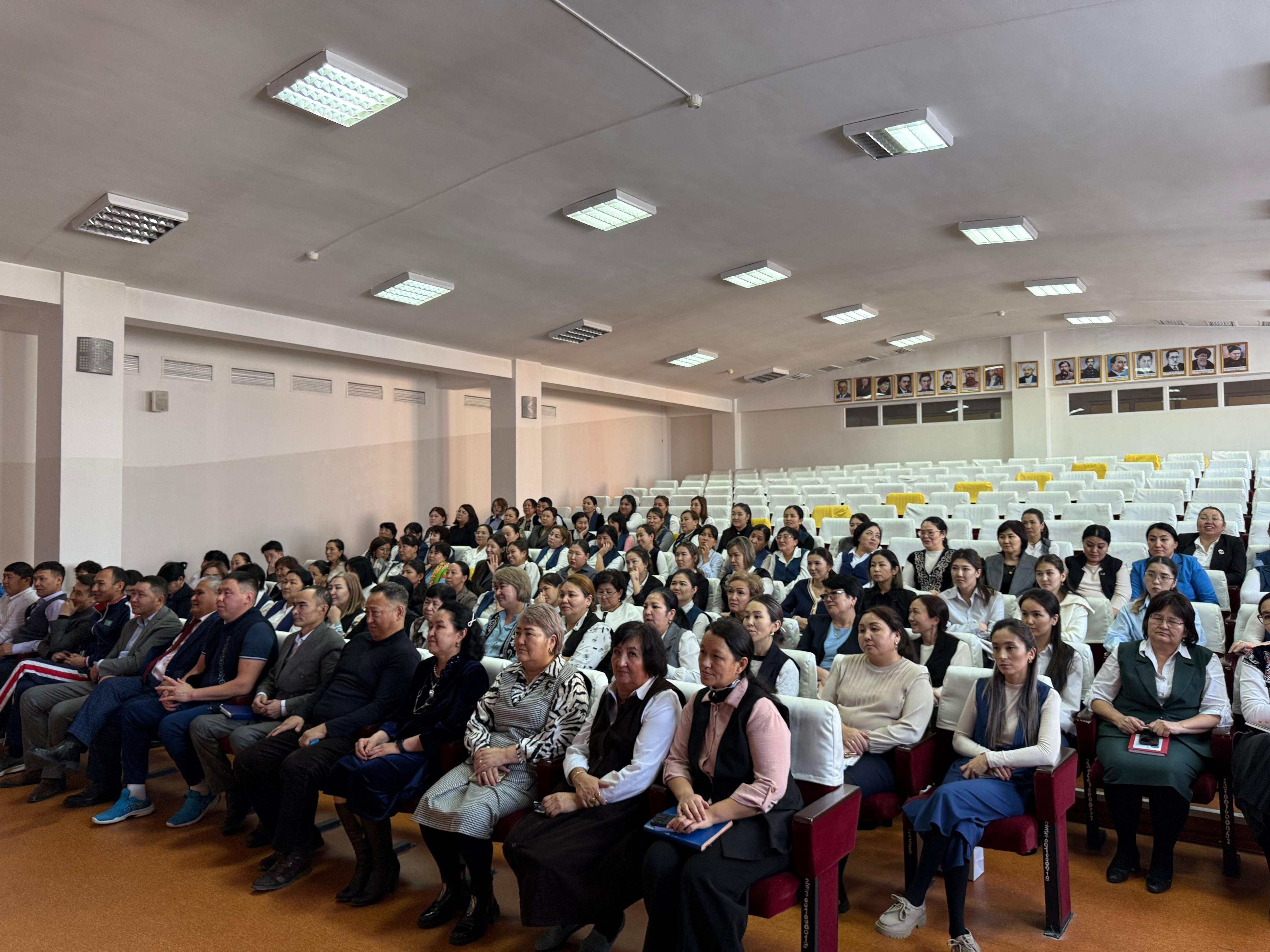 Ұстаз" фильмін тамашалады.