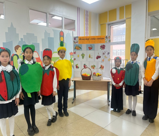 “Жемістер әлеміне саяхат” тақырыбында өткізілген сахналық қойылым