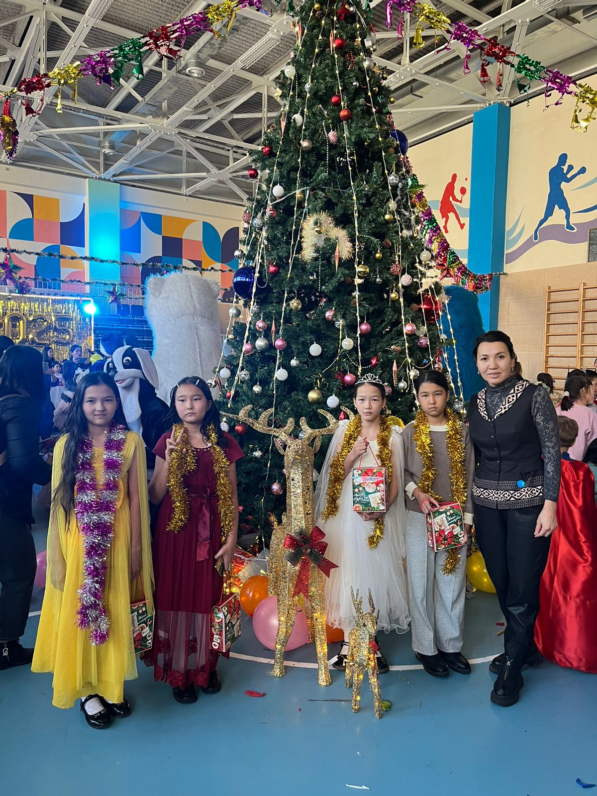 Алатау ауданы әкімдігінің жаңа жылдық шыршасына қатысып келген  оқушылар.