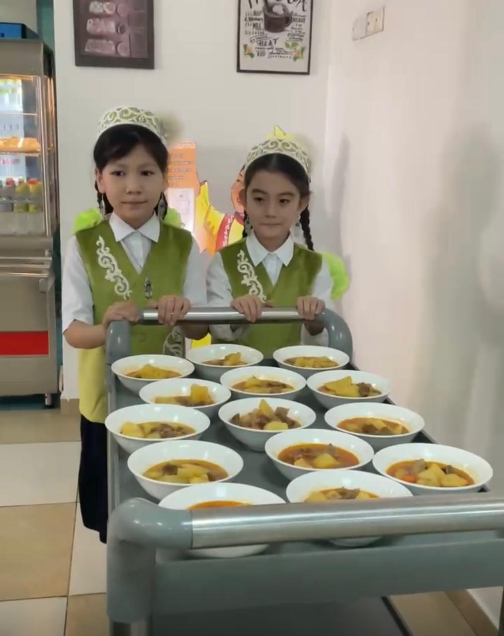 Мектебіміздің 3 сынып оқушылары асханадағы өзін - өзі басқару ұйымына қатысады.