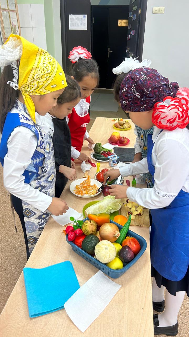 “Жемістер әлеміне саяхат” тақырыбында өткізілген сахналық қойылым