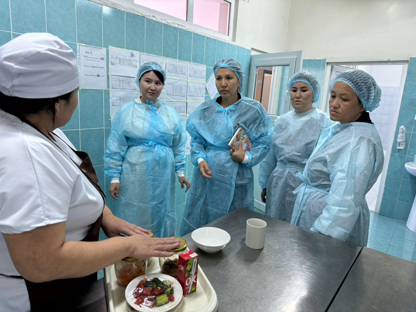 Бракераж комиссия мүшелері тамақтануды ұйымдастыруды және мектеп асханасының жұмыстарын тексерді.