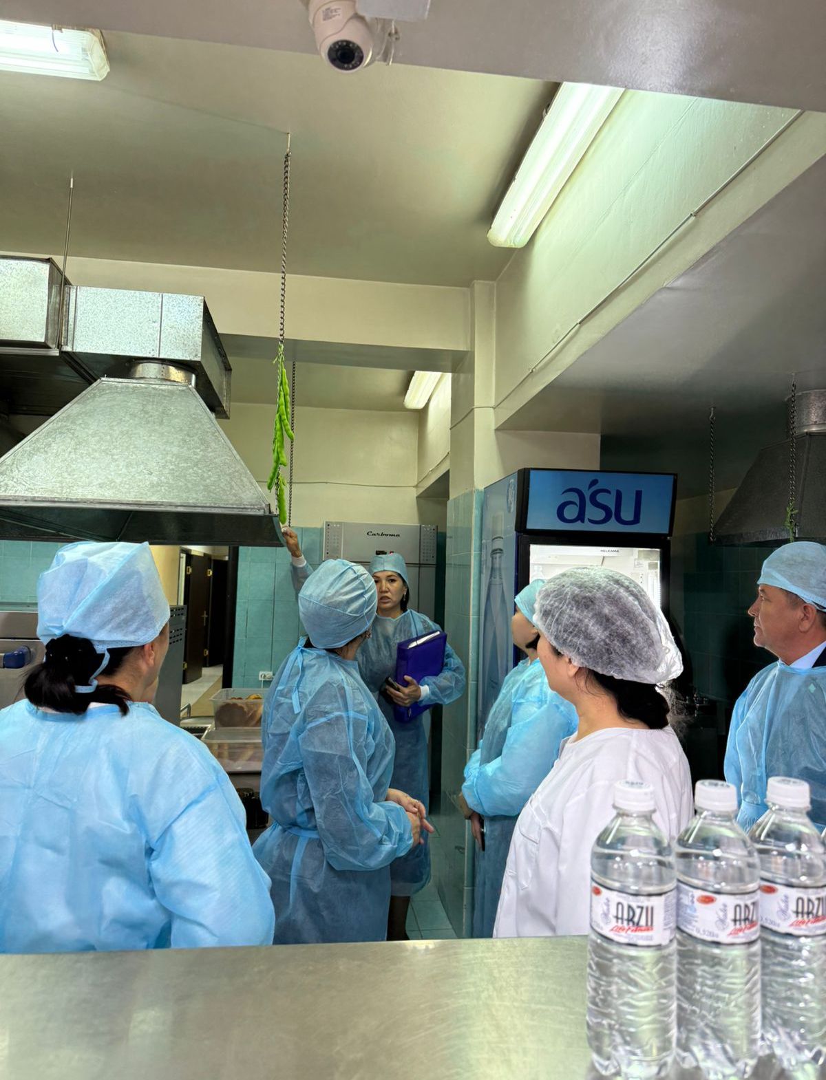 №180 мектеп-гимназияның тамақтану сапасына мониторинг жүргізу комиссиясы бақылау